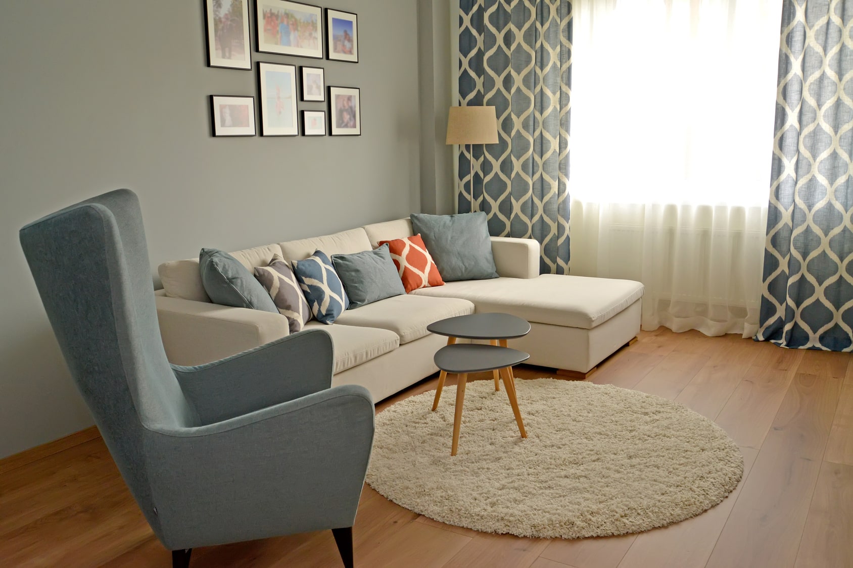 Dywany wełniane do salonu beżowy fotel i dywan